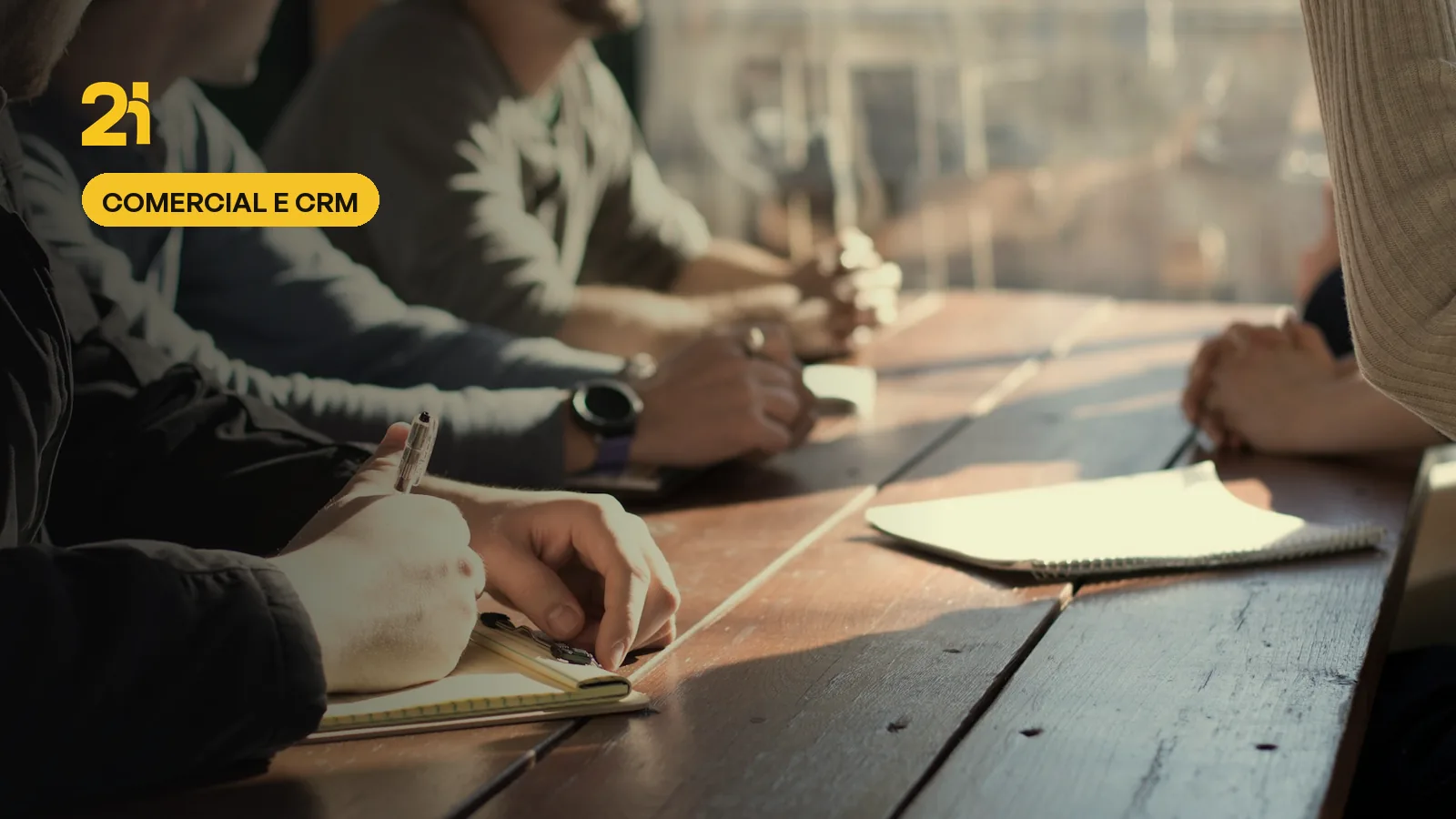 Rota dourada passando por pontos sobre curvas de nível, ilustração do Grupo 2!H sobre comercial e CRM