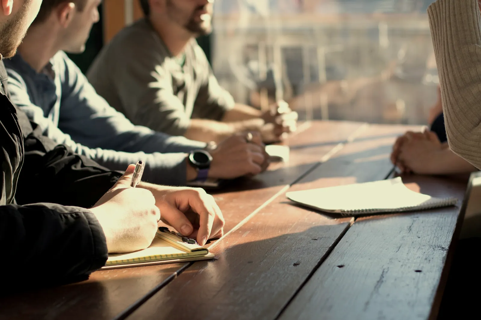 Time de marketing e comercial reunido em volta da mesa