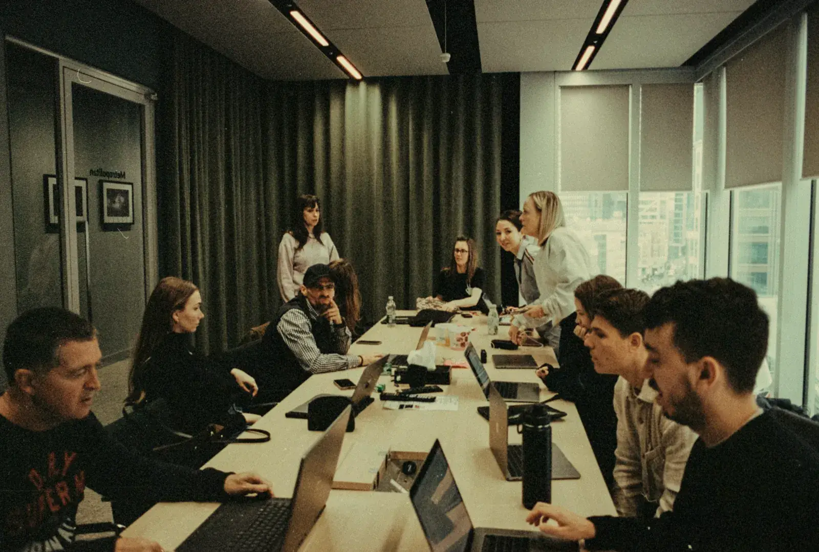 Time de marketing e comercial reunido em volta de uma mesa