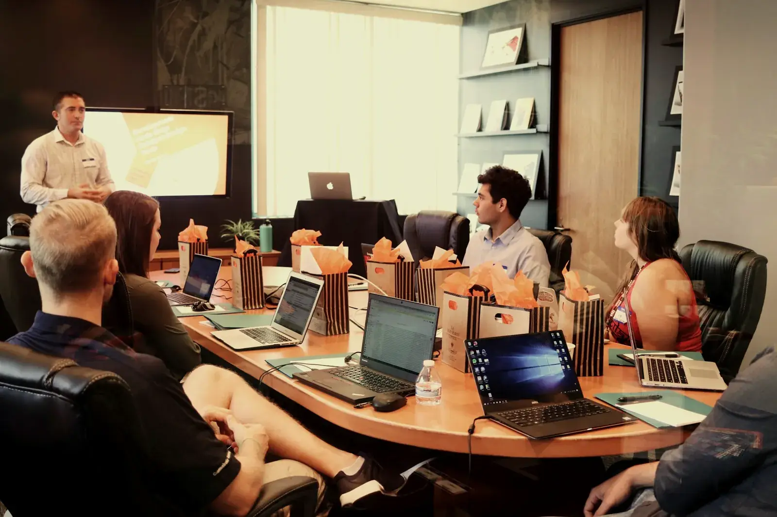 Encontro de empresários aprendendo o método em uma sala de reunião